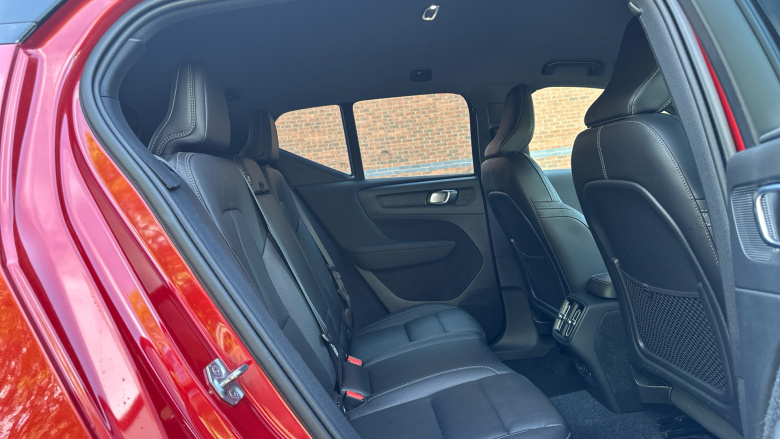 Volvo Xc40 2.0 B4P R DESIGN Pro 5dr AWD Auto Petrol Estate